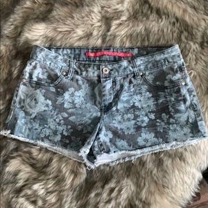 Tinseltown Blue Jean shorts w/design
